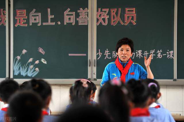 广东省公安厅女刑警杨向东在深圳缉查喷鼻港黑帮时，缉获巨额假人平易近币。据阐发，这些假币来自菲律宾，是用来采办福寿膏的。杨向东受命扮装成一个到菲律宾探亲的中国女孩，被海关查出携毒关进牢狱，得以接近涉嫌贩毒的小祺。向东想法携小祺逃狱，并找到小祺的男朋友黑帮成员张阳，从而打进黑帮内部。                                  　　在菲律宾警官Santos的帮忙共同下，向东和喷鼻港卧底差人小李几经考验，终究见到了黑帮真实的老